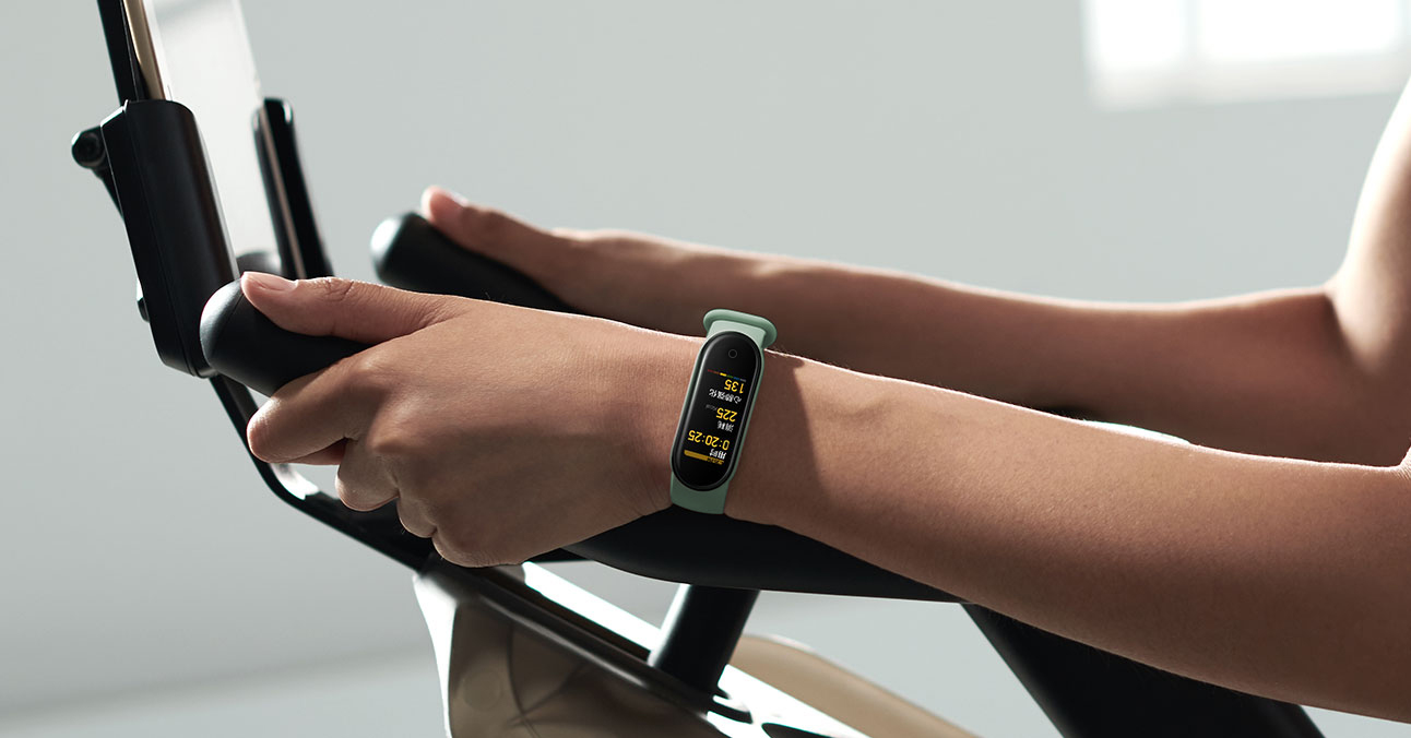 Mi band 5 akıllı saat bileklik spor yapan kadının kolunda