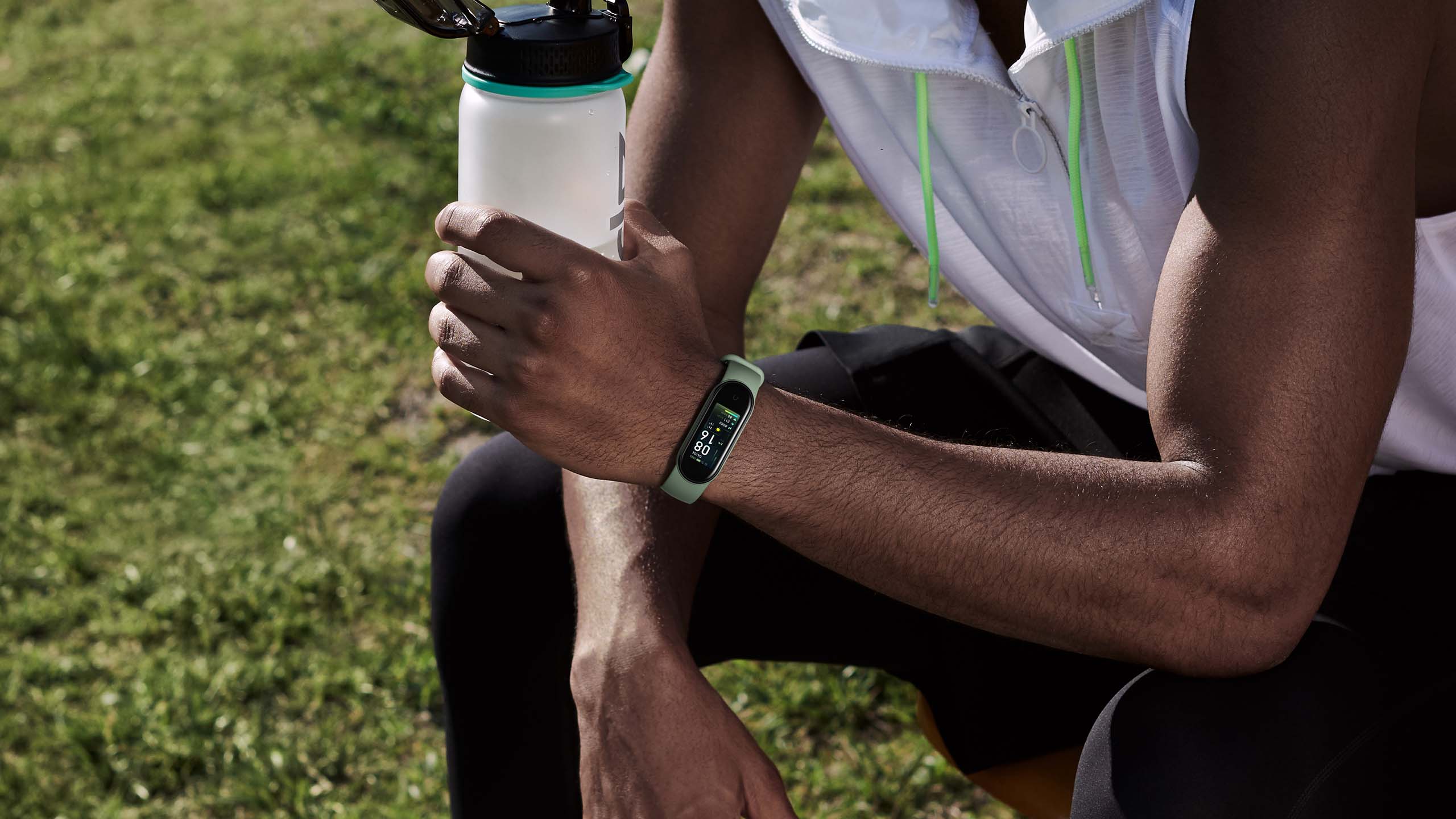 xiaomi Mi band 5 akıllı saat bileklik spor yapan adam su şişesi doğa park