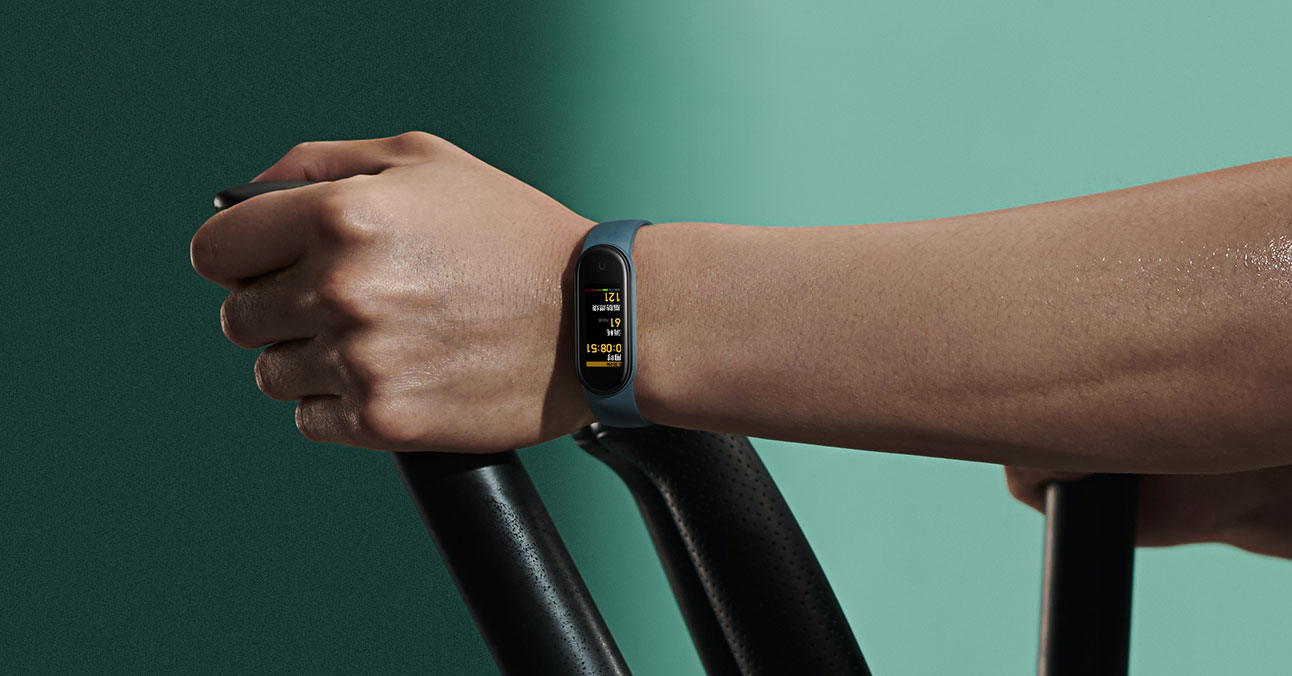 xiaomi Mi band 5 akıllı saat bileklik spor yapan kadın terlemiş